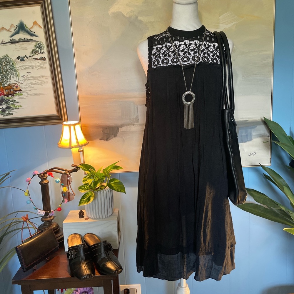 Elegant Black Midi Dress with Lace Detail